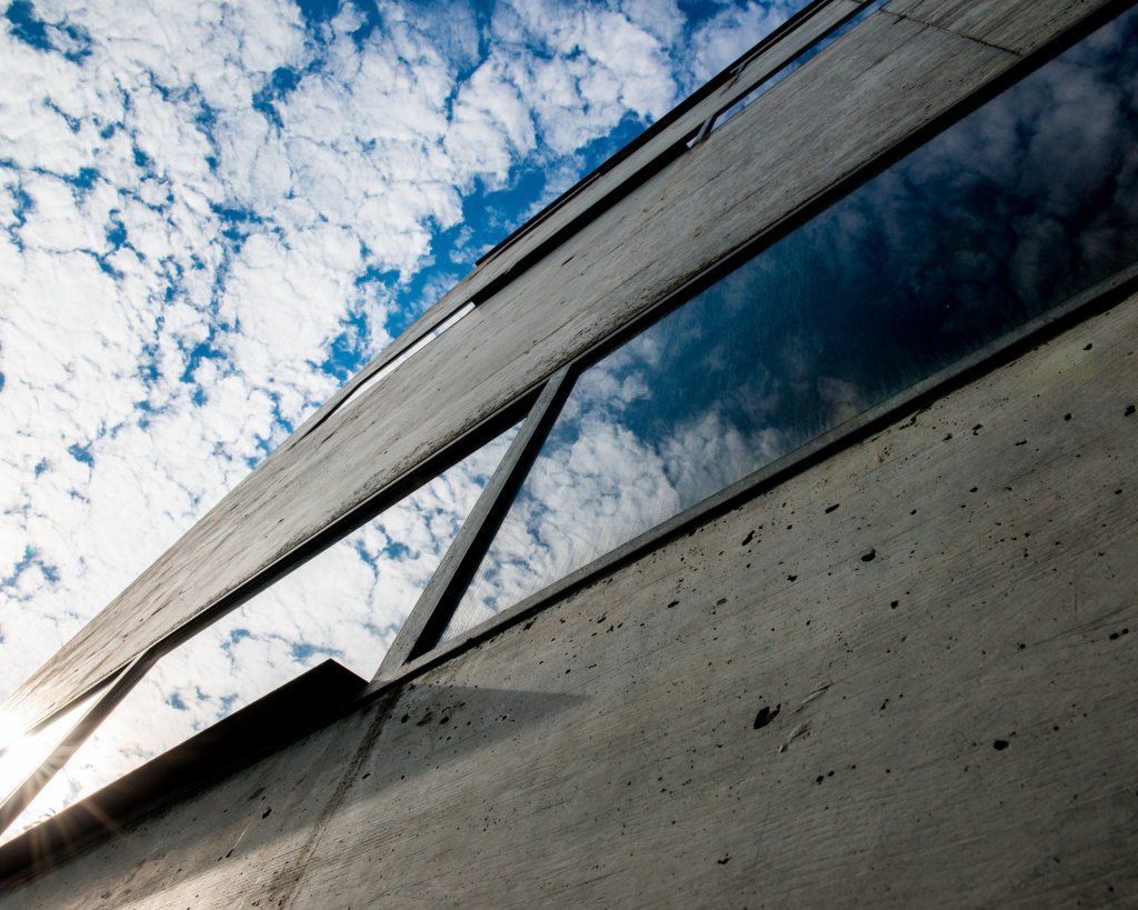 Blick von Aussen an die Betonfassade